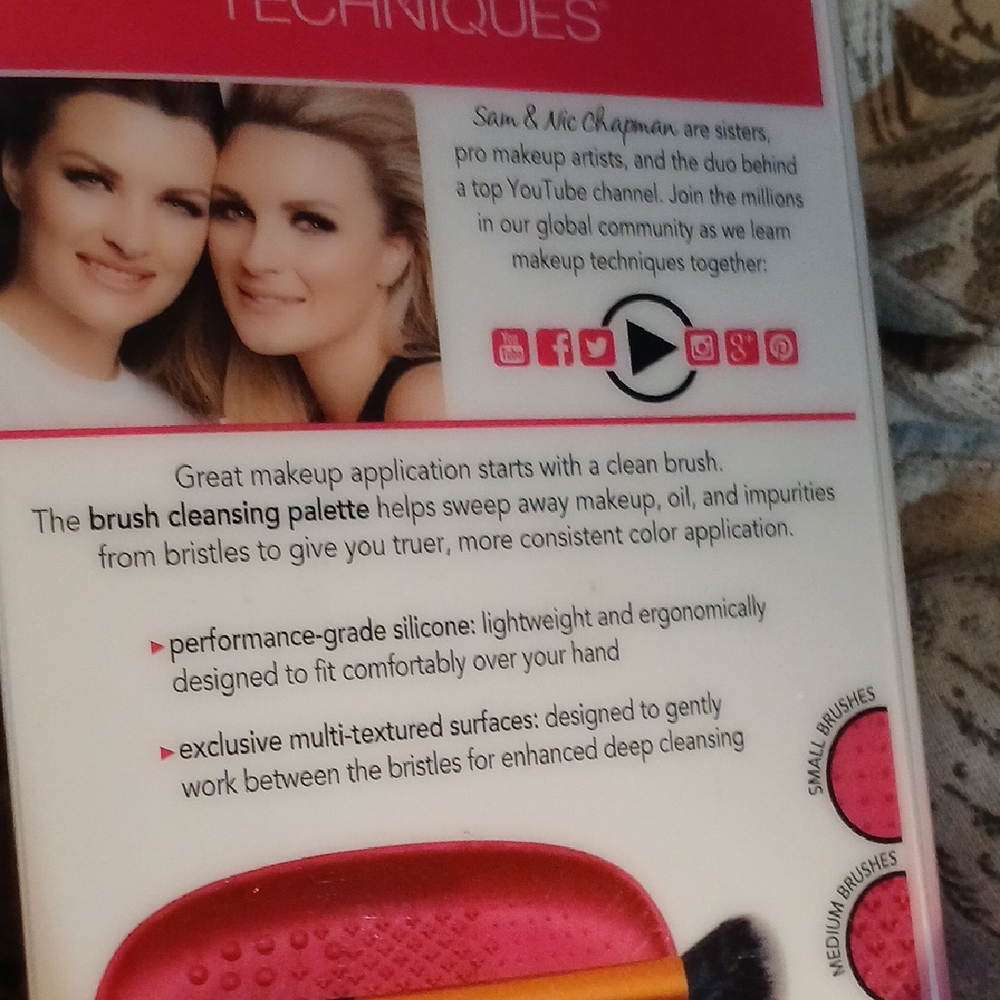 Real Techniques Brush Cleansing Palette - Picture 5 of 7